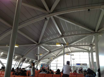 関西空港～中国・武漢市向けハンドキャリー