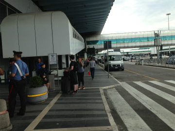 成田空港～イタリア・ローマ向けハンドキャリー3